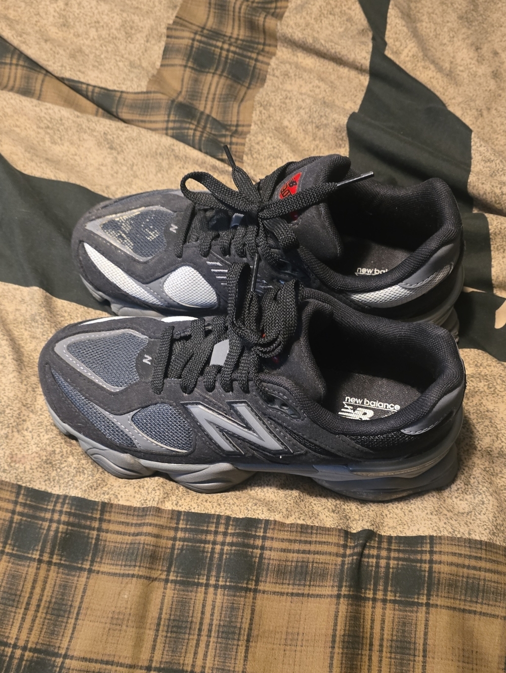 New Balance Womens Black and Gray Athletic Sneakers 71/2 Like New 9060